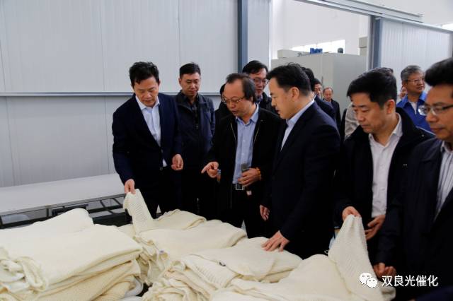 江陰市委書記走進<a href=http://www.qmnd.cn target=_blank class=infotextkey>雙良</a><a href=http://www.qmnd.cn target=_blank class=infotextkey>新型光催化</a>